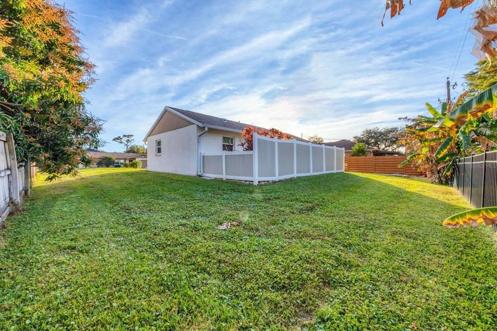 571 Morningside Road Venice, FL 34293 - Photo 23 of 36 a view of a backyard with large trees