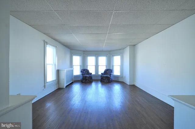 a view of a livingroom with hardwood floor and a ceiling fan