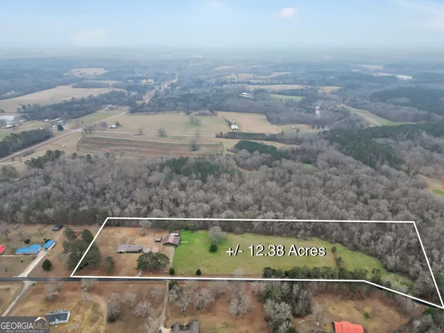 a view of yard from terrace with seating space