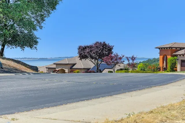a view of a yard with a house