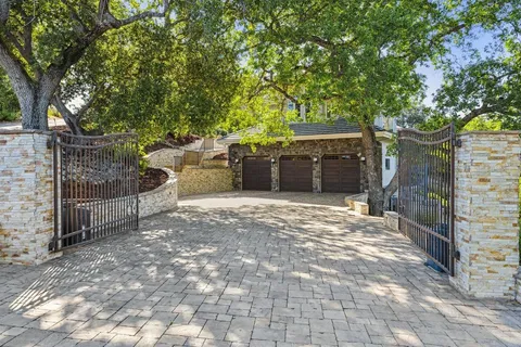 a view of a backyard