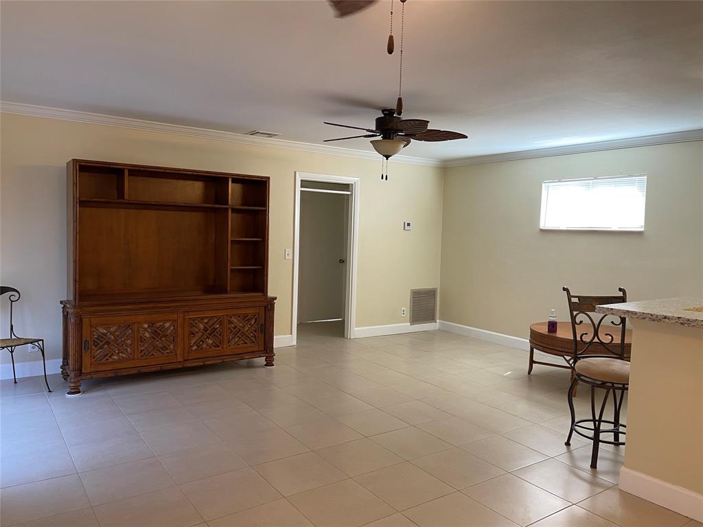 26 Crossings Circle, Unit G Boynton Beach, FL 33435 - Photo 7 of 14 a living room with furniture and a ceiling fan