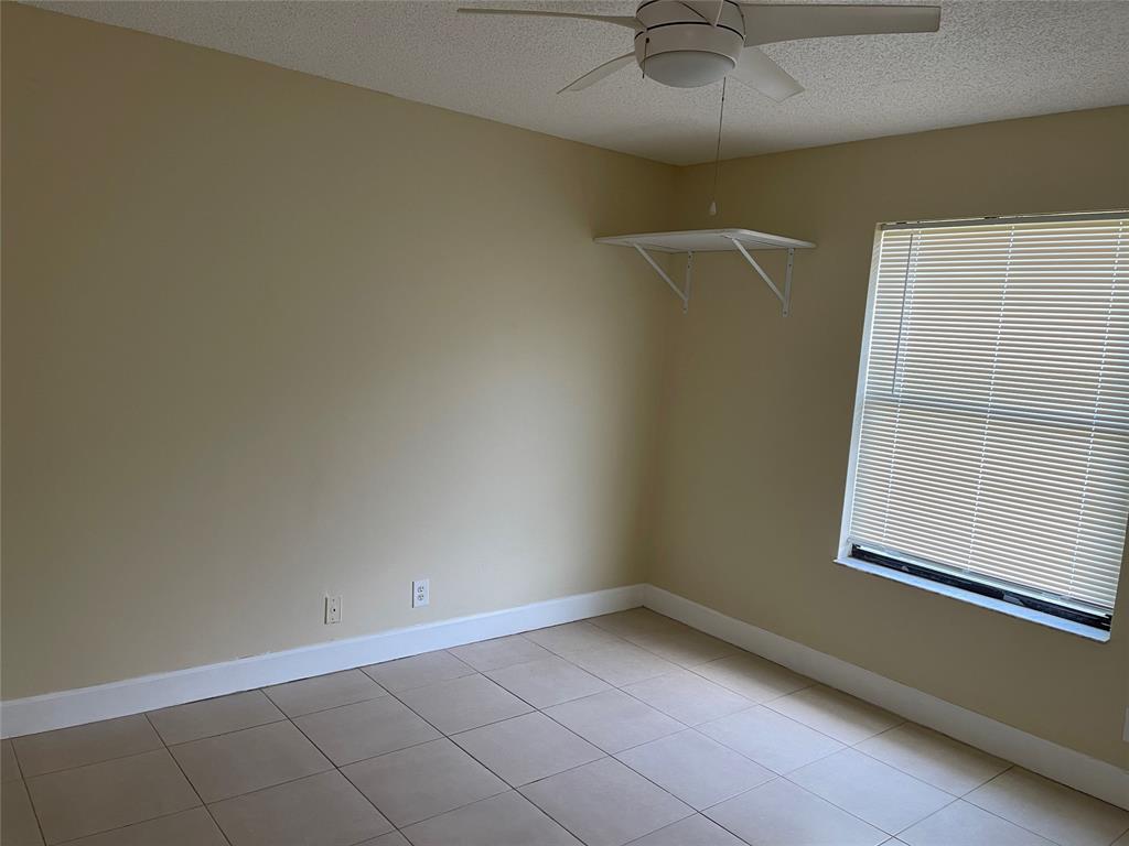 26 Crossings Circle, Unit G Boynton Beach, FL 33435 - Photo 10 of 14 a view of a garage