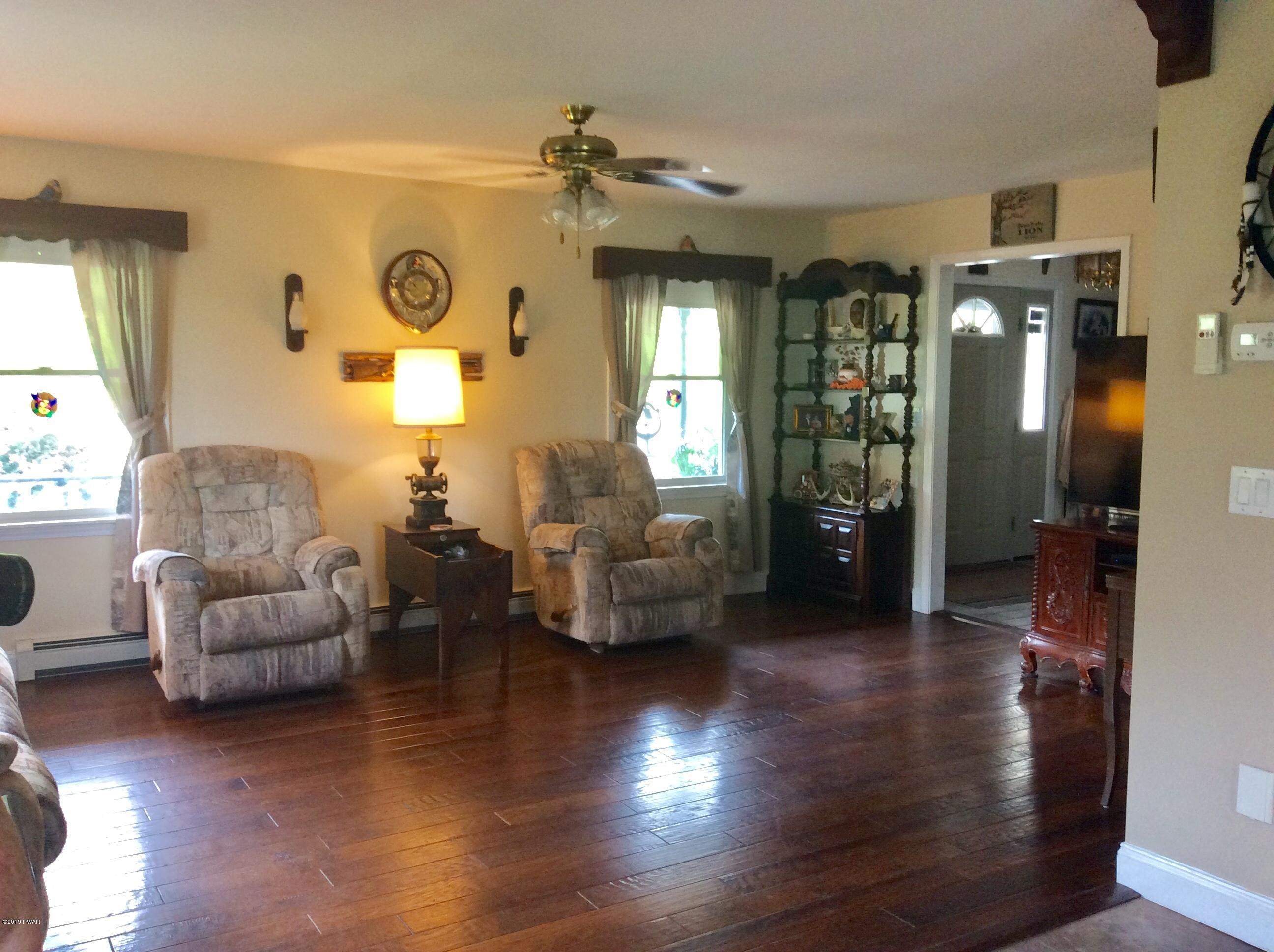 45 Steiner Road Damascus, PA 18415 - Photo 8 of 52 Living room