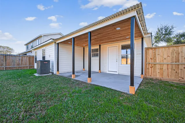 a view of an house with backyard and porch