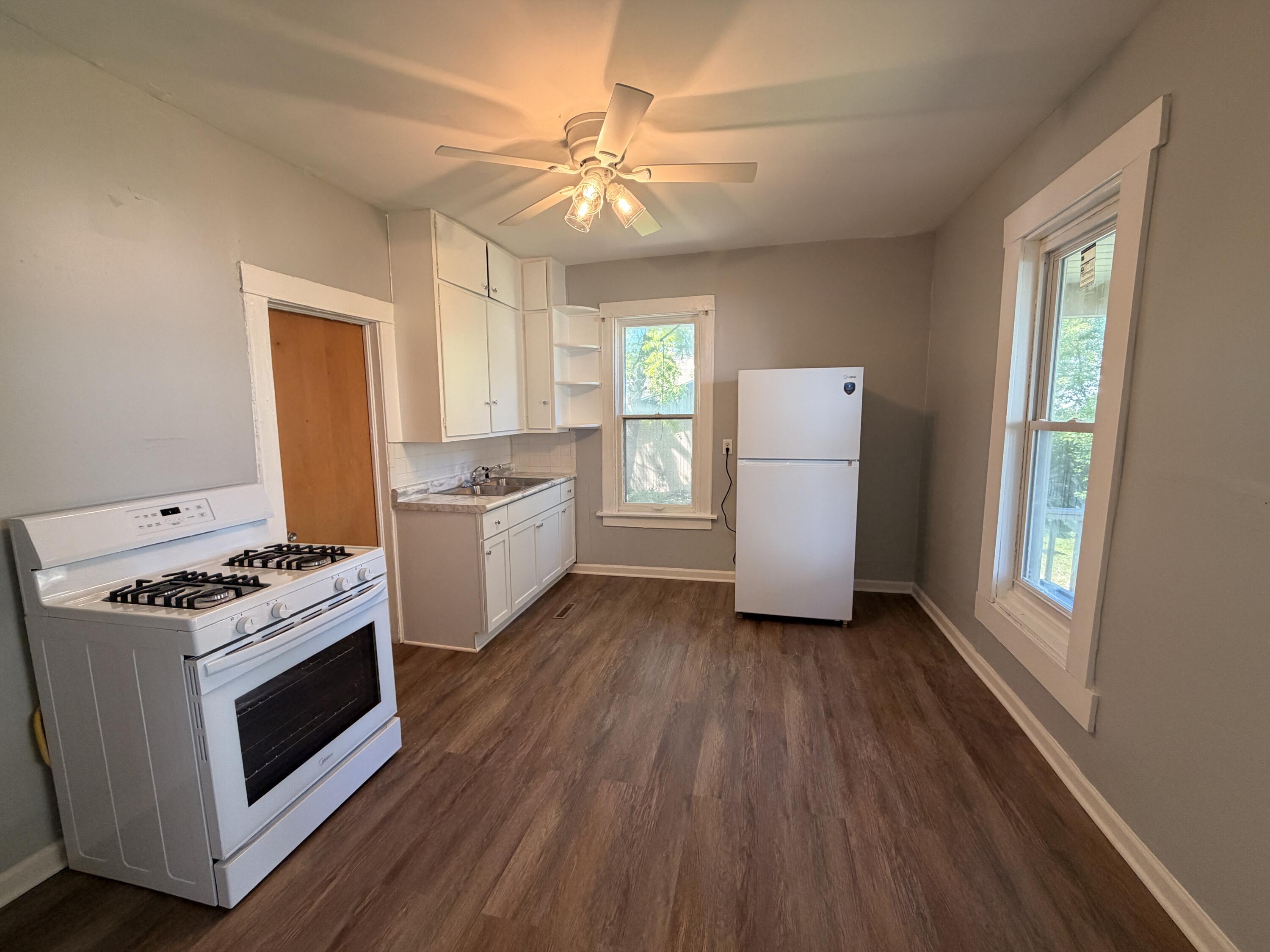2112 53rd Street Kenosha, WI 53140 - Photo 7 of 15 Kitchen