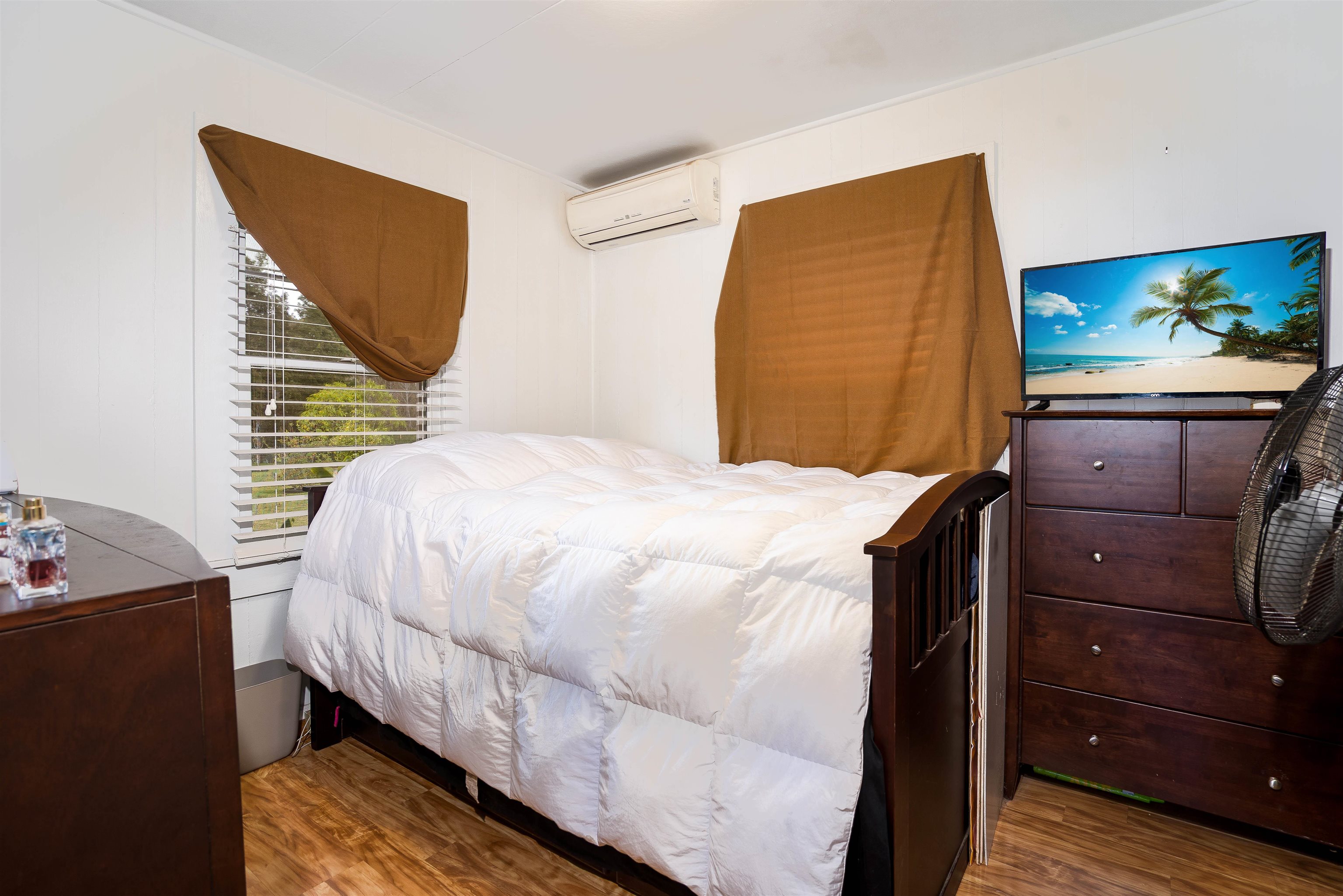 5340 Lower Kula Road Kula, HI 96790 - Photo 12 of 29 a bedroom with a bed and a television