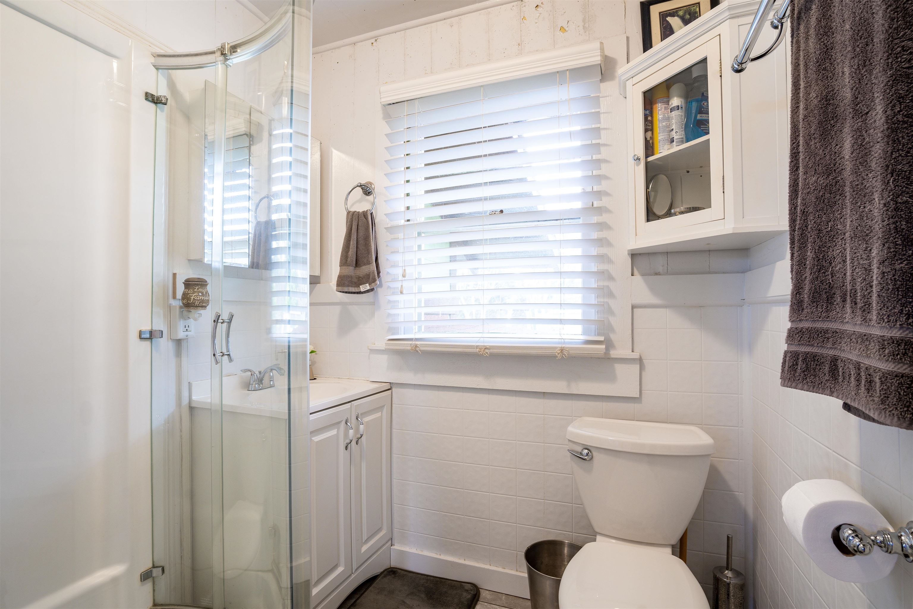 5340 Lower Kula Road Kula, HI 96790 - Photo 13 of 29 a bathroom with a toilet a sink and a shower
