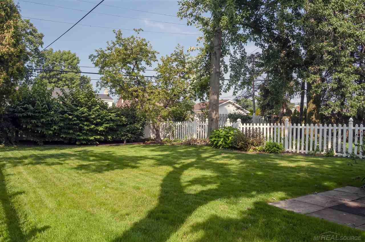 1676 Littlestone Road Grosse Pointe, MI 48236 - Photo 30 of 32 50052516-29.JPG