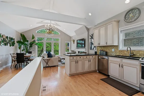 $4,000 | 840 North Wood Street, Unit 3, Chicago, IL 60622