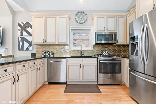 $4,000 | 840 North Wood Street, Unit 3, Chicago, IL 60622