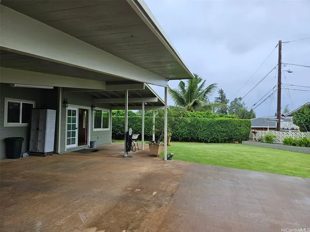 a view of a house with backyard and porch
