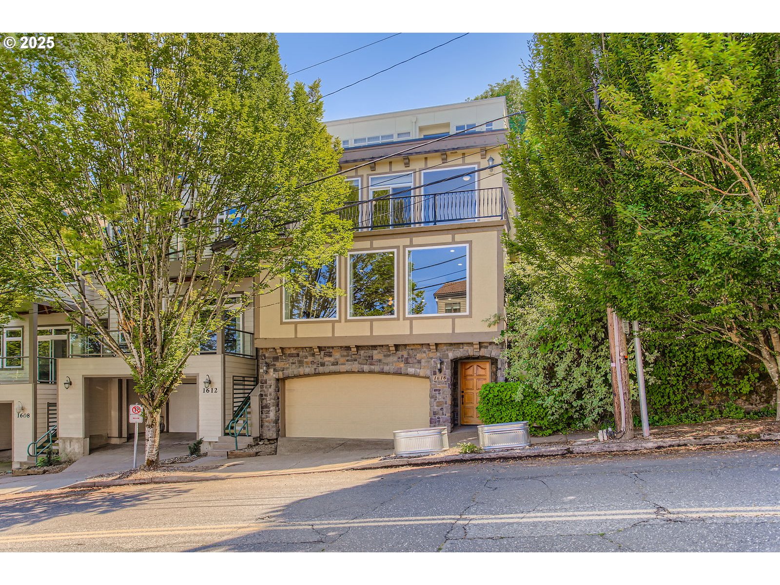 1616 Southwest Montgomery Street Portland, OR 97201 - Photo 3 of 32 Driveway
