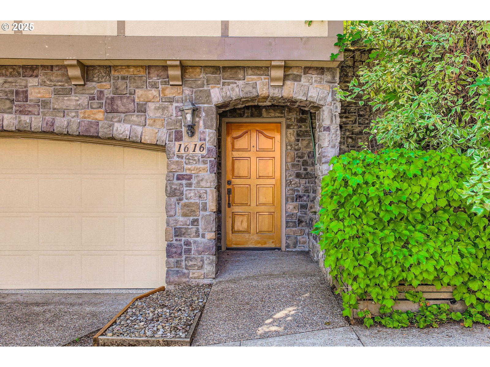 1616 Southwest Montgomery Street Portland, OR 97201 - Photo 4 of 32 Entrance/Foyer