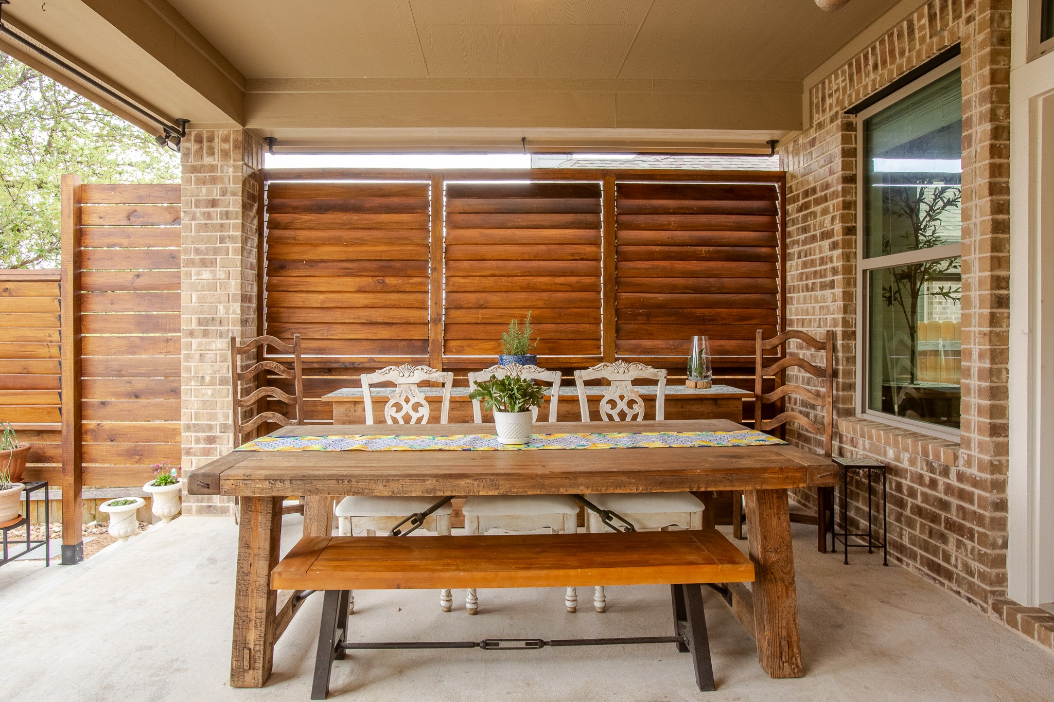 7613 Turnback Ledge Trail Lago Vista, TX 78645 - Photo 27 of 40 a table with chairs and window