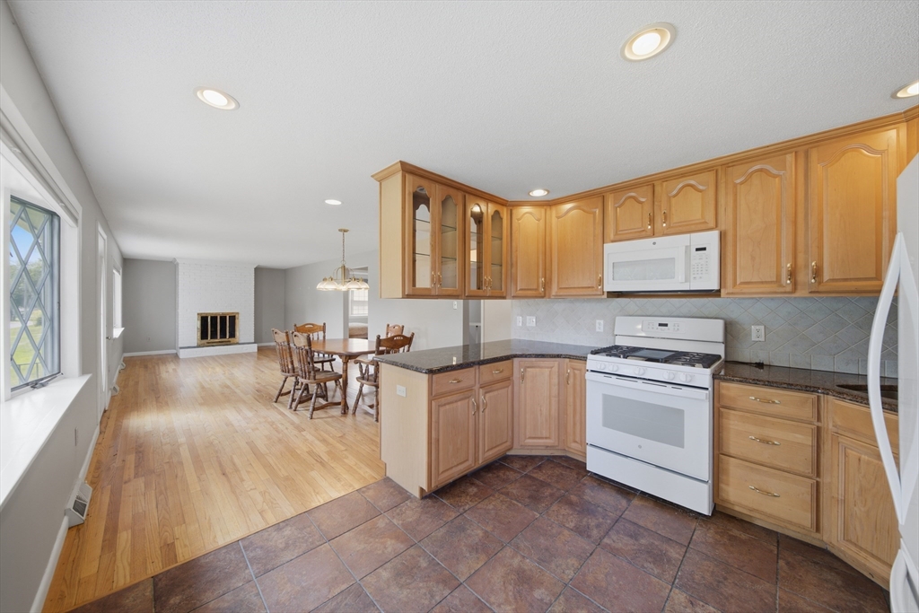 159 Mountainview Road East Longmeadow, MA 01028 - Photo 11 of 37