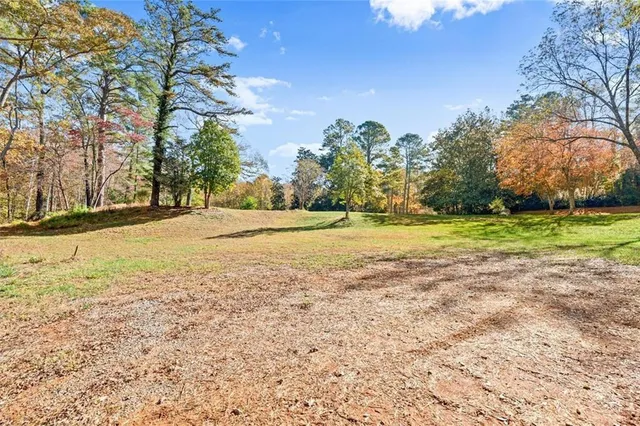 a view of a yard with a house