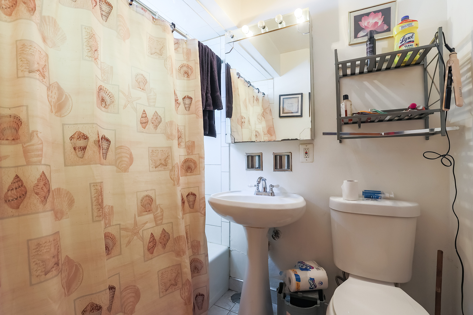 7242 Roosevelt Road Forest Park, IL 60130 - Photo 19 of 36 a bathroom with a toilet sink and mirror