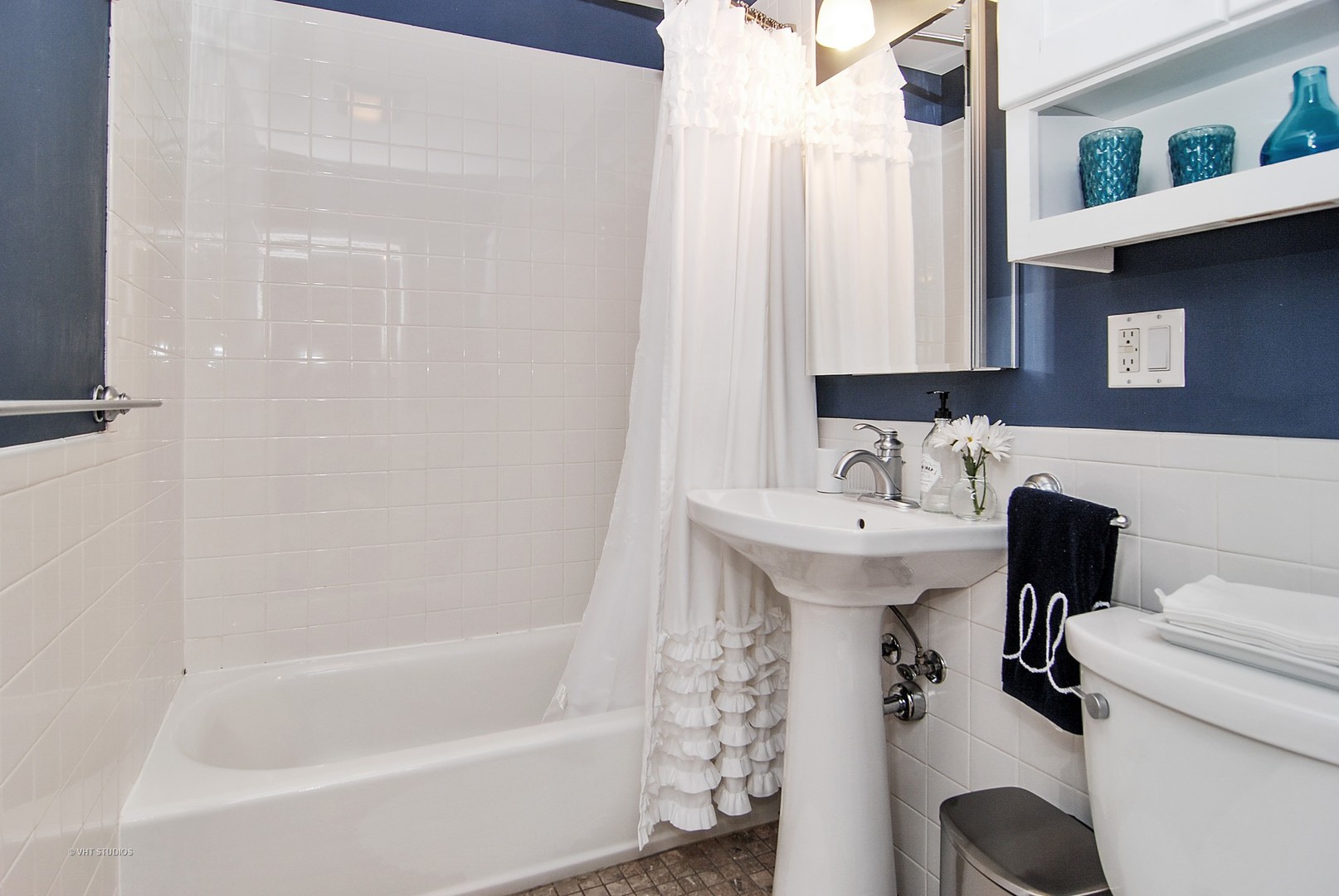 499 Kent Road Riverside, IL 60546 - Photo 20 of 28 a bathroom with a sink toilet and shower