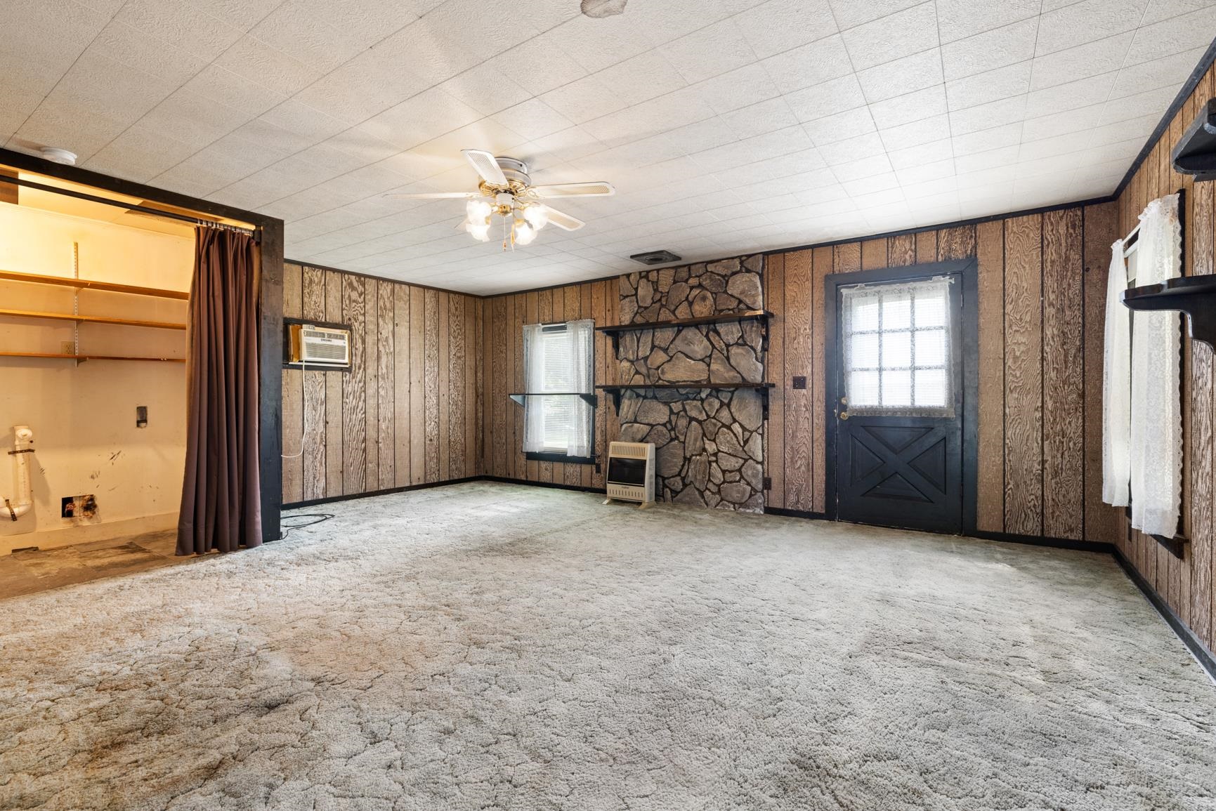 7976 Susan Road Millington, TN 38053 - Photo 12 of 25 an empty room with windows and closet