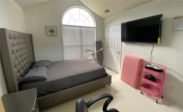 a view of a house with backyard