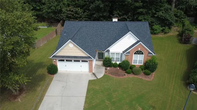 a view of a back yard of the house