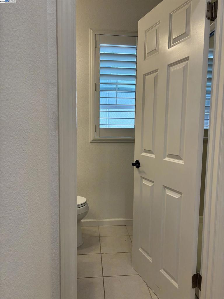 3089 Sweetviolet Drive San Ramon, CA 94582 - Photo 5 of 13 a bathroom that has a window in it