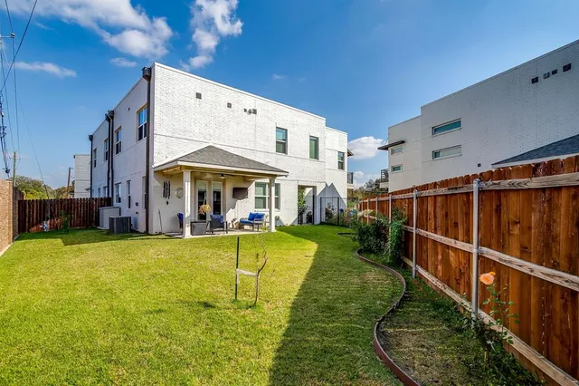 a view of an house with backyard and swimming pool