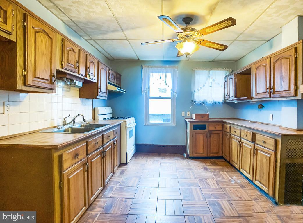 305 Sanford Road Upper Darby, PA 19082 - Photo 9 of 27 Gallery Image 9