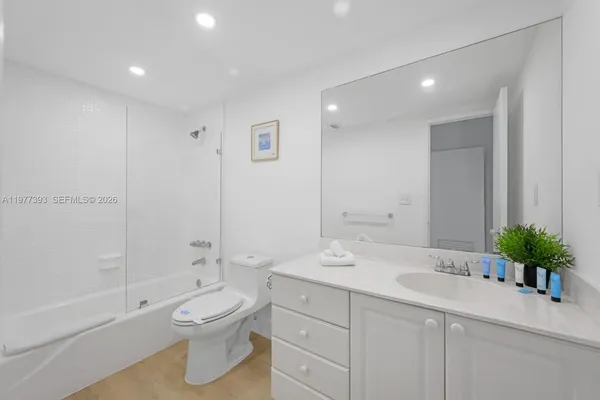 $4,000 | 19370 Collins Avenue, Unit 422, Sunny Isles Beach, FL 33160