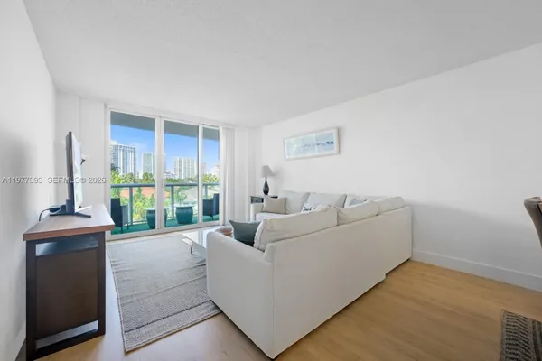$4,000 | 19370 Collins Avenue, Unit 422, Sunny Isles Beach, FL 33160