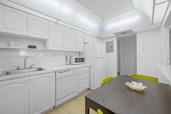 $4,000 | 19370 Collins Avenue, Unit 422, Sunny Isles Beach, FL 33160