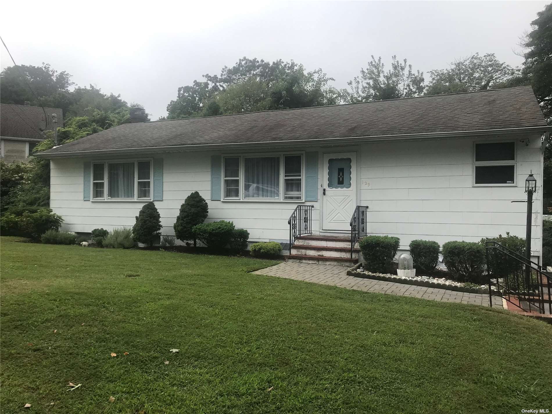 a view of a house with a backyard