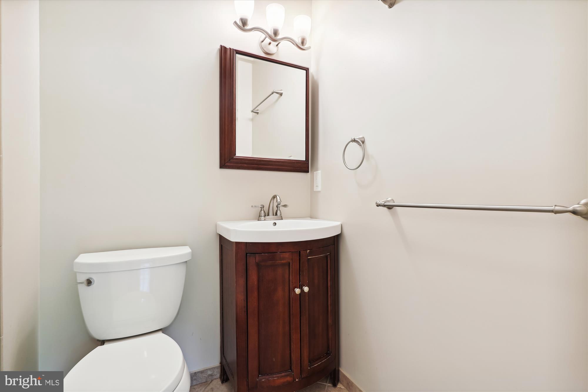 8322 Riverside Road Alexandria, VA 22308 - Photo 17 of 38 a bathroom with a toilet a sink and mirror