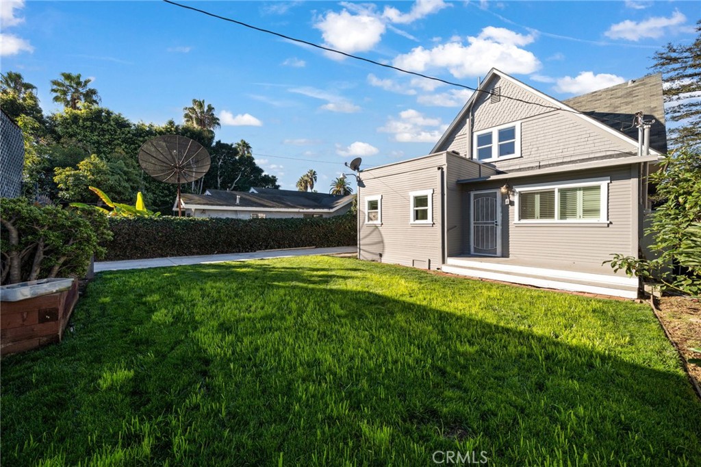1148 Chestnut Avenue Long Beach, CA 90813 - Photo 32 of 32 a front view of a house with a garden