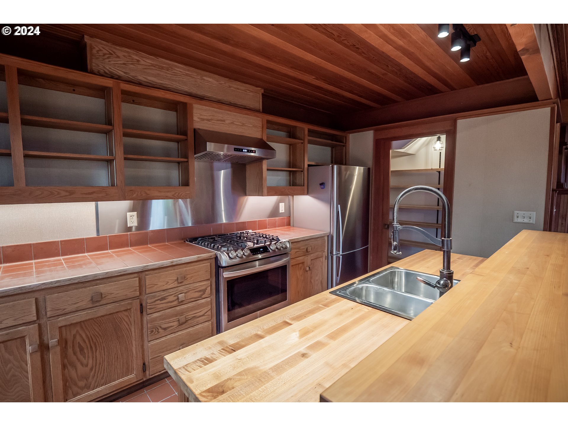 504 Spyglass Drive Eugene, OR 97401 - Photo 11 of 48 a kitchen with stainless steel appliances granite countertop a stove a sink and a refrigerator