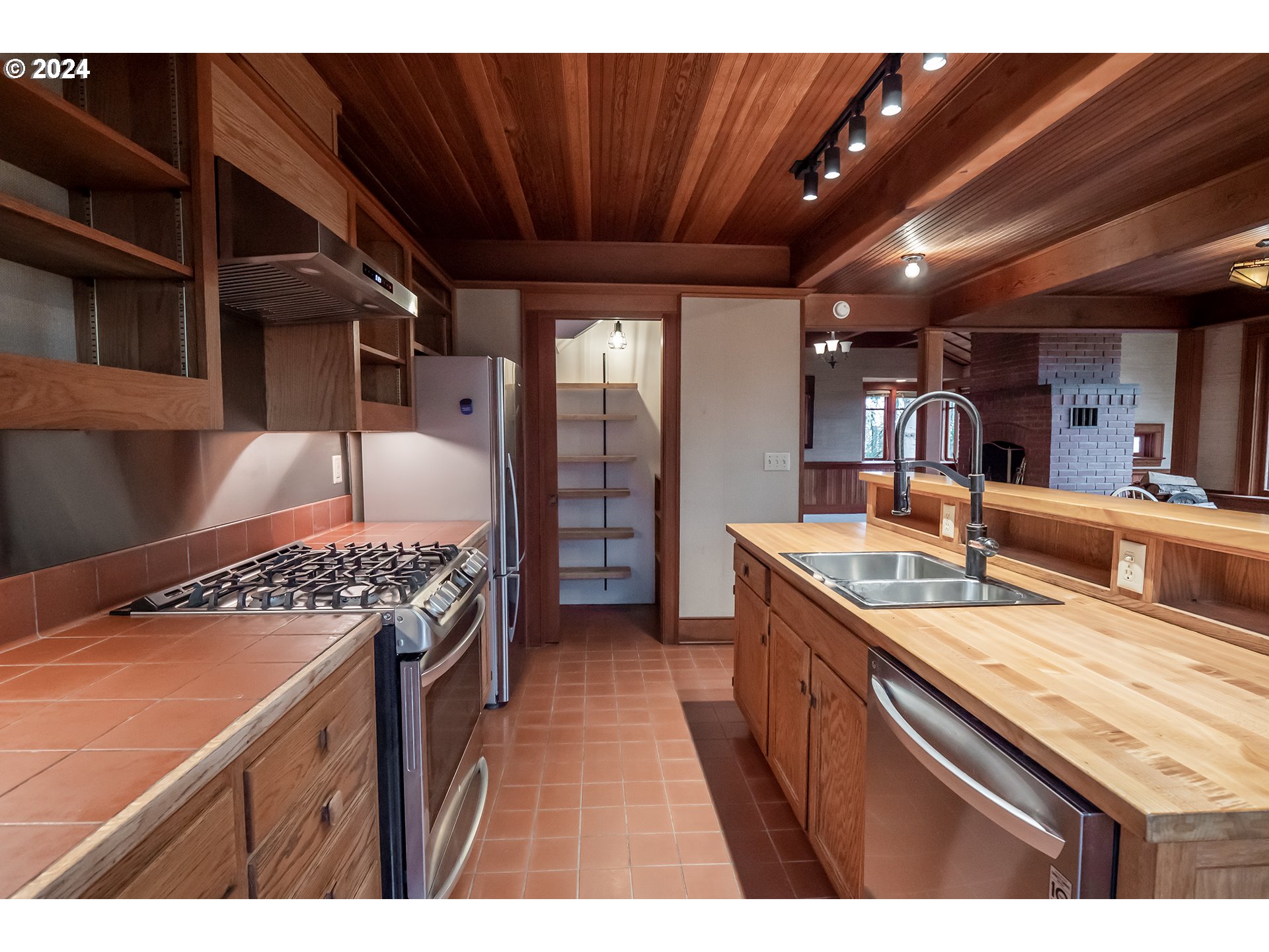 504 Spyglass Drive Eugene, OR 97401 - Photo 13 of 48 a kitchen with stainless steel appliances granite countertop a sink stove and cabinets