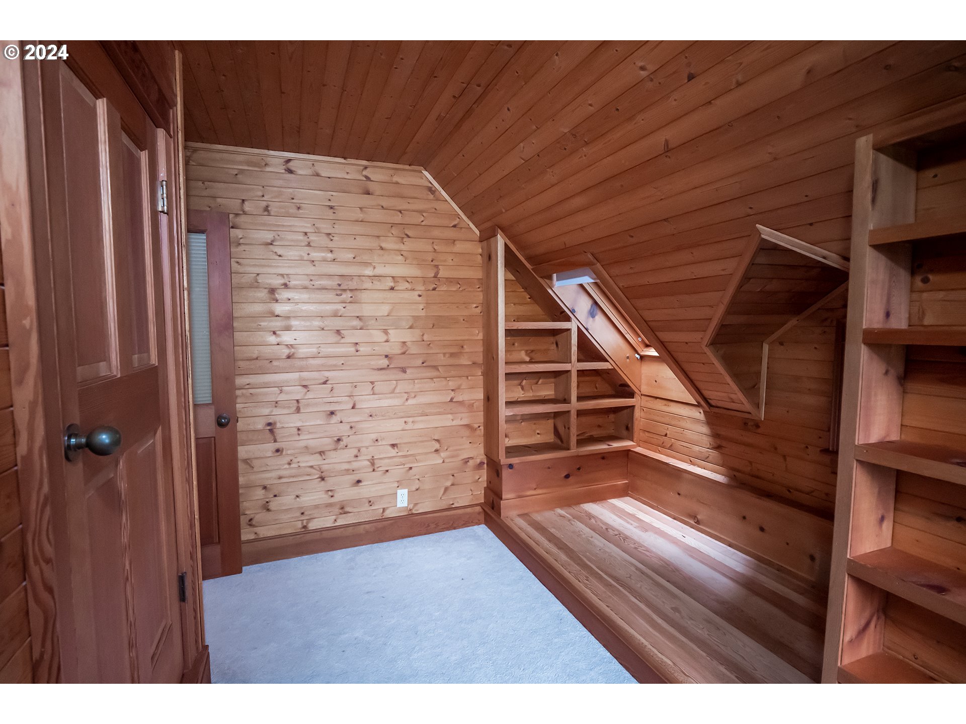 504 Spyglass Drive Eugene, OR 97401 - Photo 24 of 48 a view of entryway with wooden floor