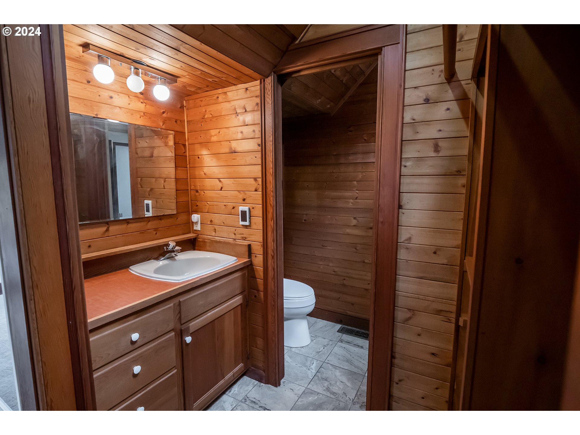 504 Spyglass Drive Eugene, OR 97401 - Photo 28 of 48 a bathroom with a sink and a mirror