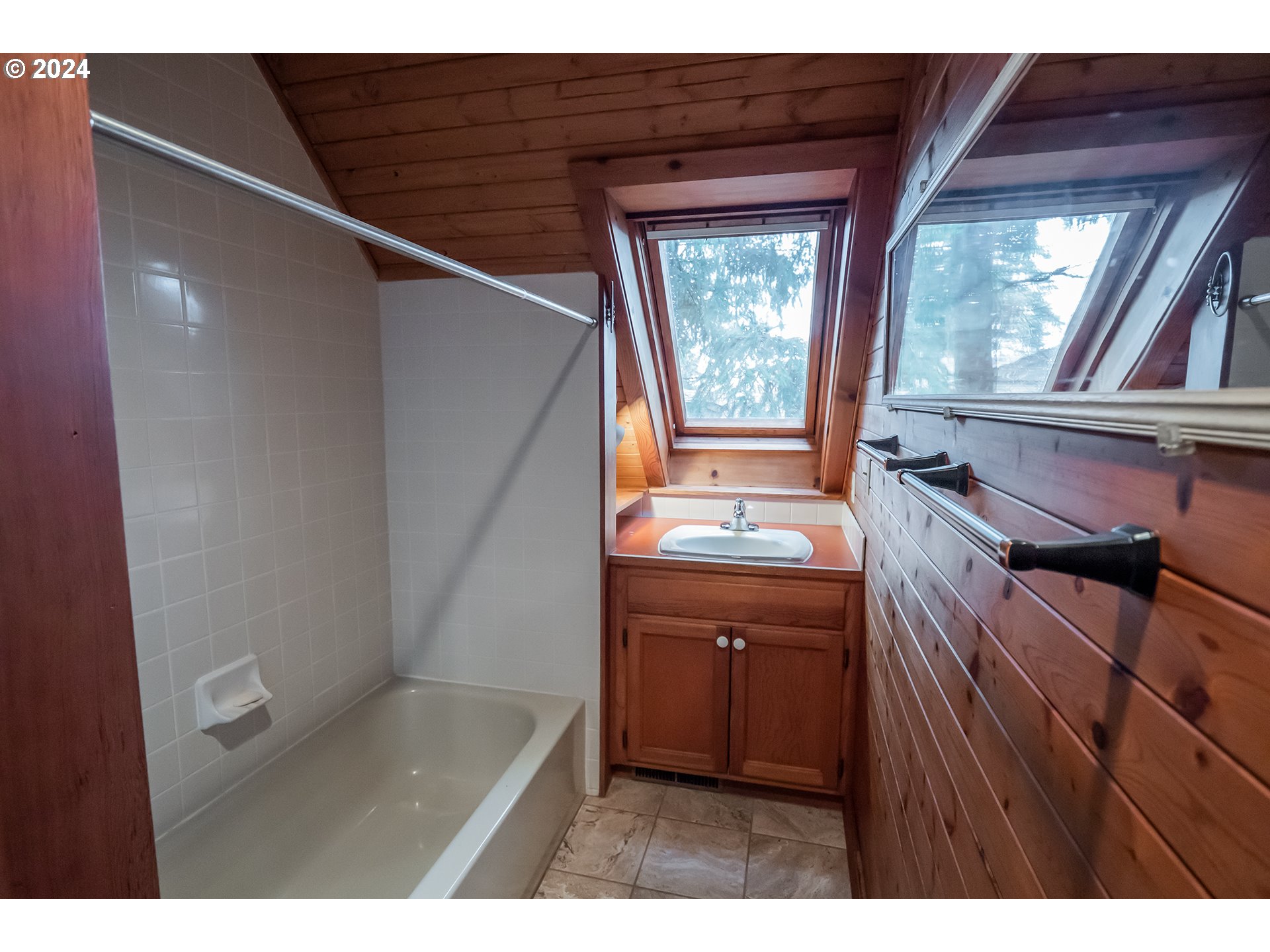 504 Spyglass Drive Eugene, OR 97401 - Photo 30 of 48 a bathroom with a sink a mirror and a bathtub