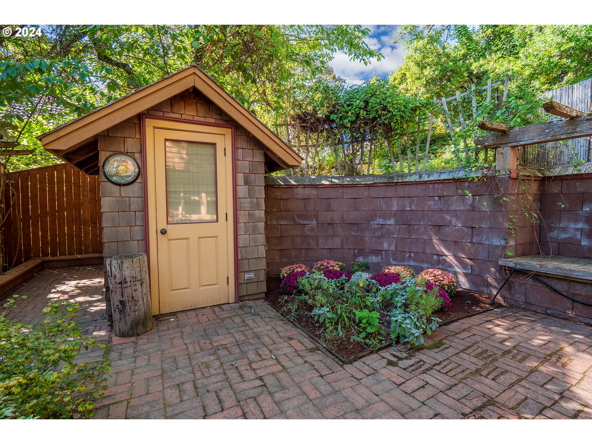 504 Spyglass Drive Eugene, OR 97401 - Photo 43 of 48 a view of a garden with a flower garden