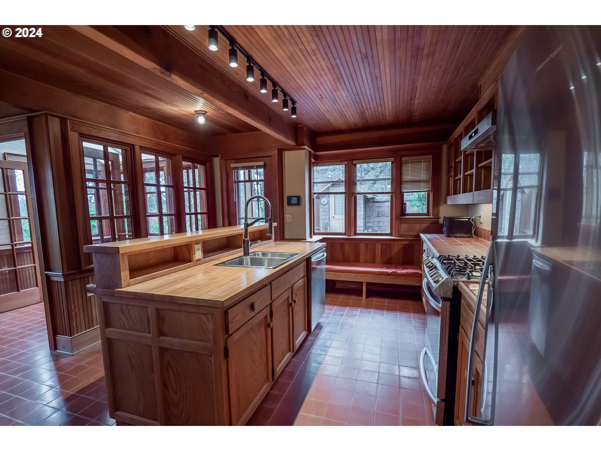 504 Spyglass Drive Eugene, OR 97401 - Photo 10 of 48 a kitchen with a stove and a refrigerator