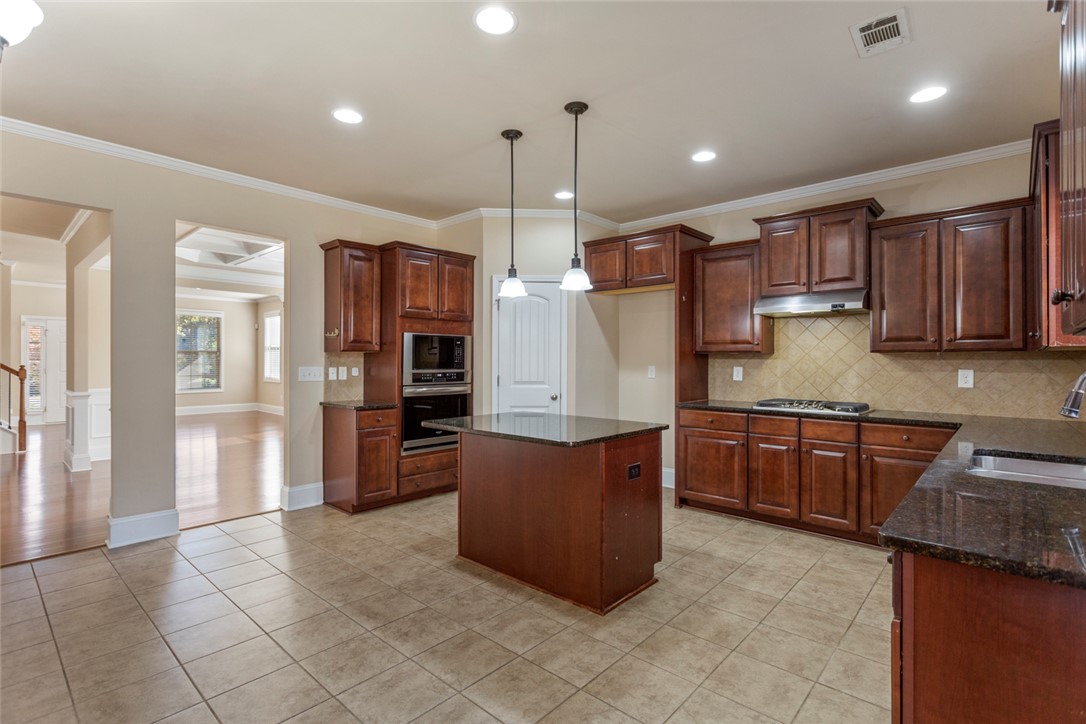 1005 Winmar Drive Anderson, SC 29621 - Photo 17 of 50 This kitchen features rich cabinetry, granite countertops, and modern appliances.