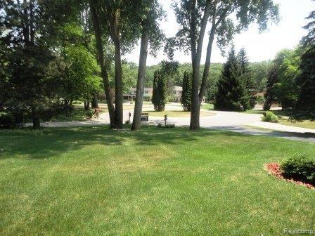 786 Birch Tree Lane Rochester, MI 48306 - Photo 4 of 18 Front yard