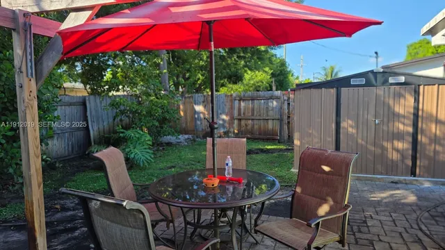 a view of a house with yard