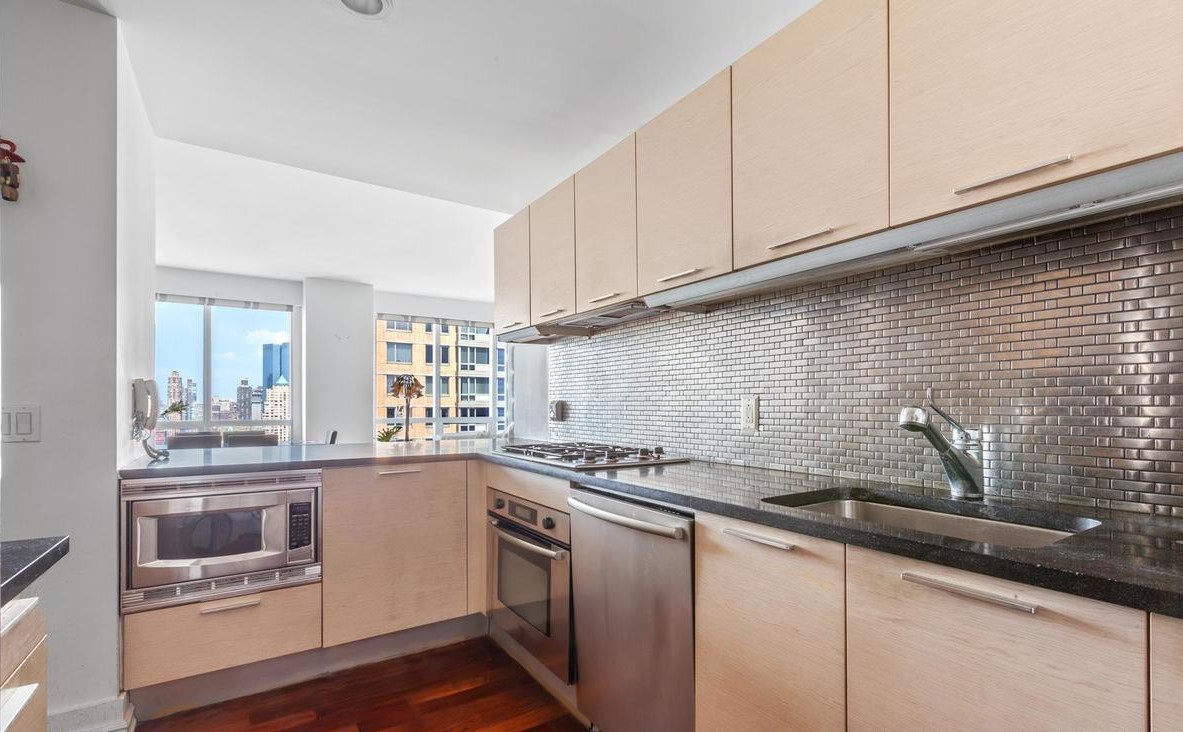 350 West 42nd Street, Unit 33D Manhattan, NY 10036 - Photo 2 of 16