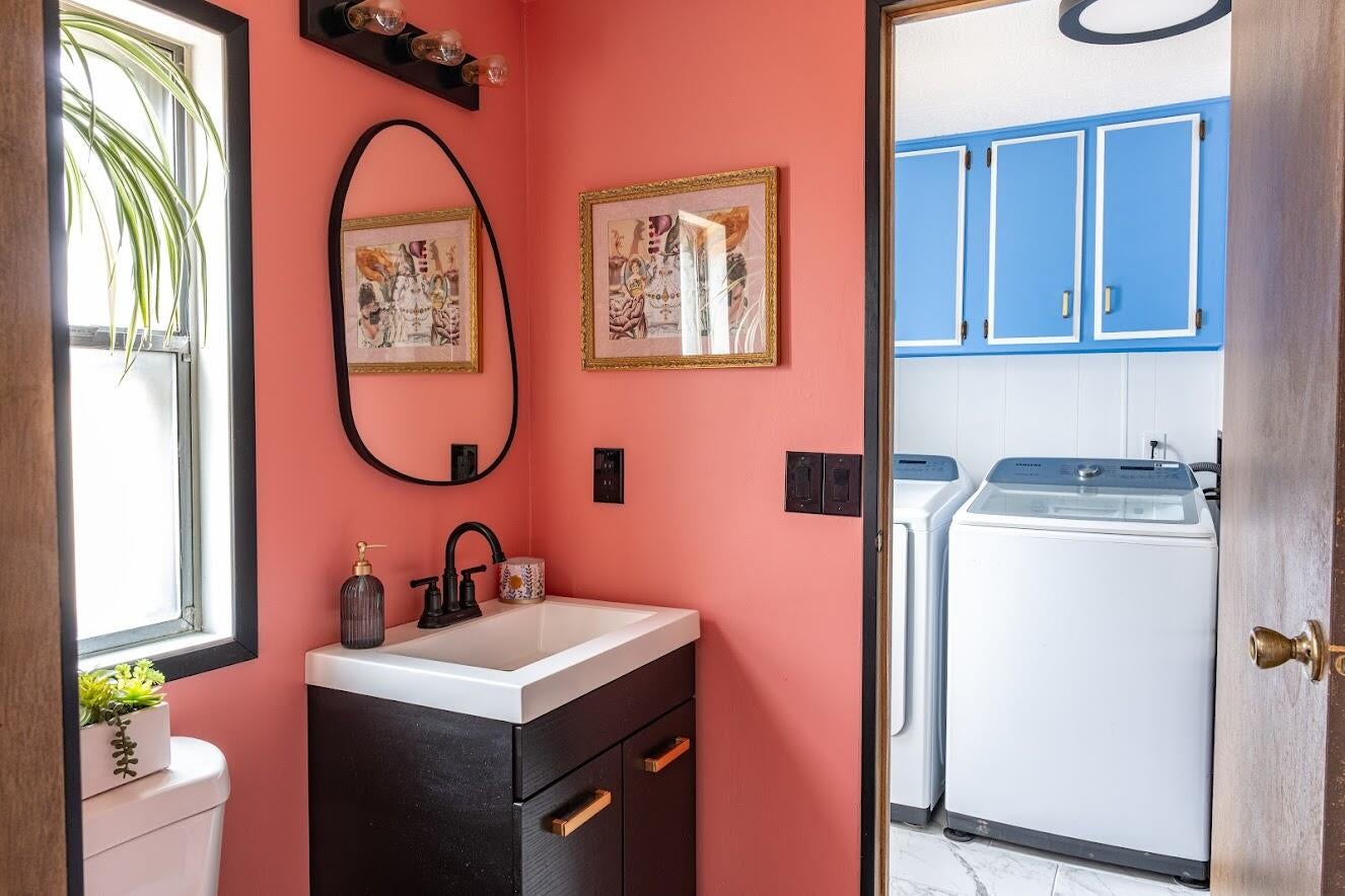 59823 Cheyenne Road Bend, OR 97702 - Photo 21 of 29 Cheyenne Full Bathroom looking to Laundr