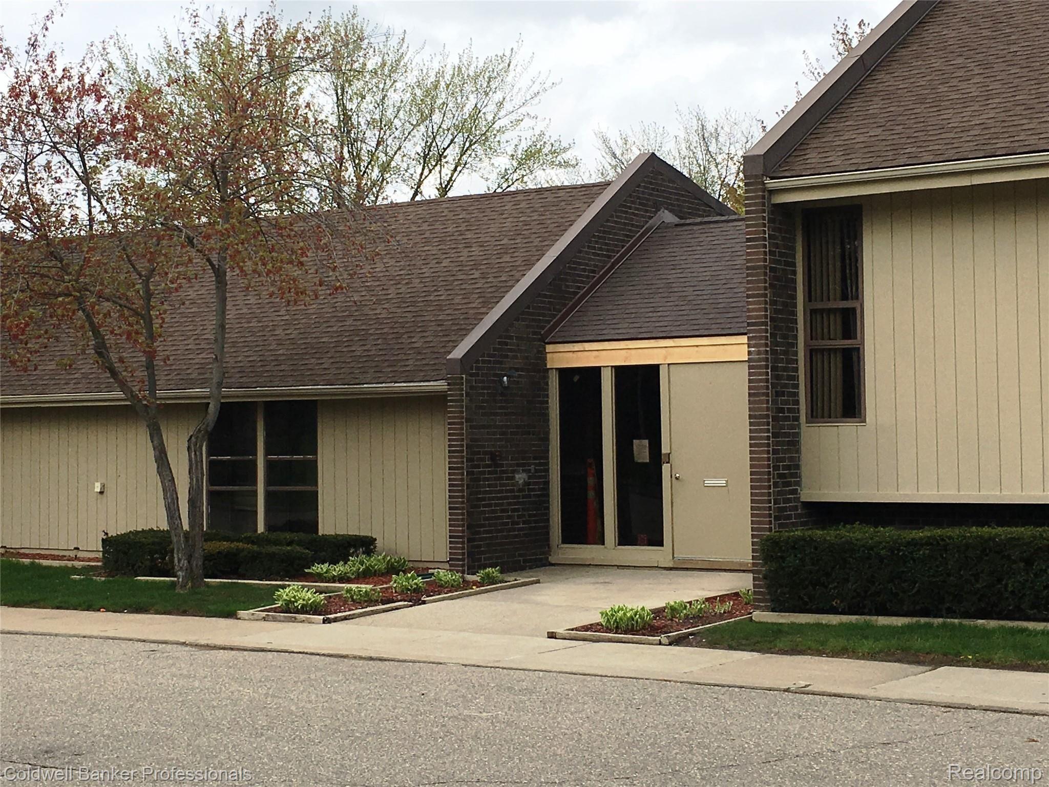 676 Tennyson, Unit 13 Rochester, MI 48307 - Photo 21 of 22 Community clubhouse