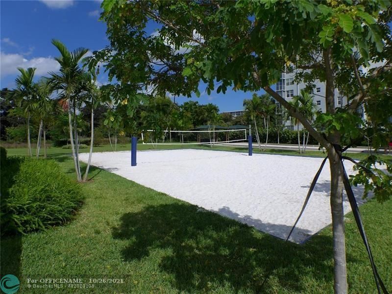3520 Oaks Way, Unit 607 Pompano Beach, FL 33069 - Photo 26 of 31 a view of outdoor space