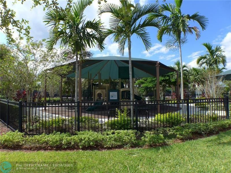 3520 Oaks Way, Unit 607 Pompano Beach, FL 33069 - Photo 27 of 31 a view of a backyard and a garden